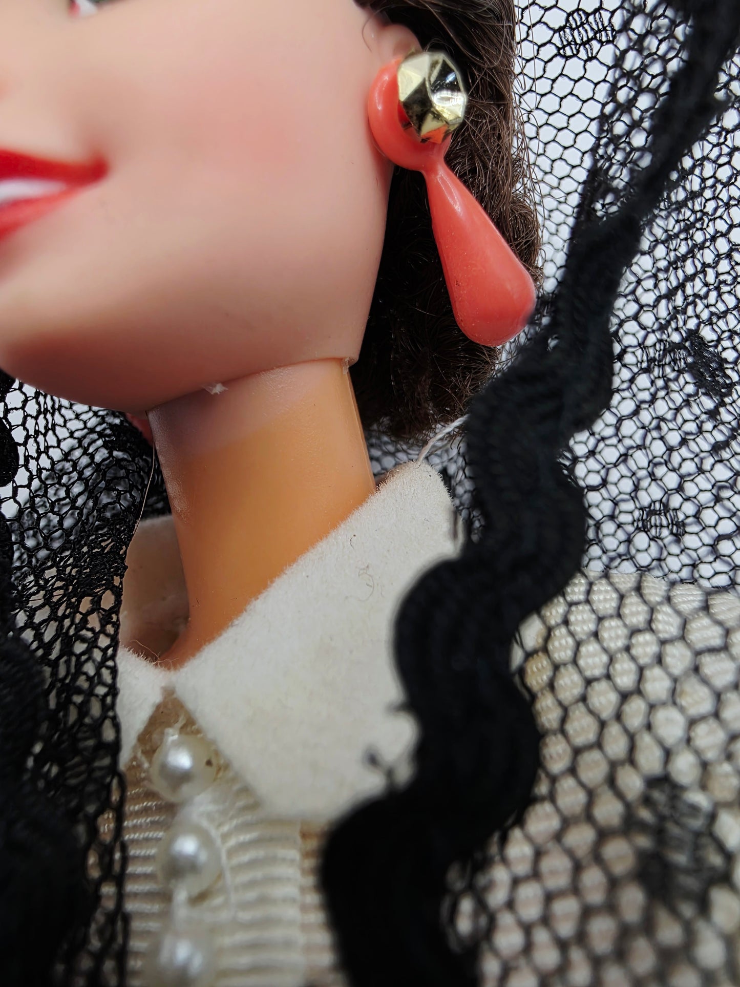 Vintage 1990s doll. Gone with the Wind. Scarlet O'Hara. Close up 4 view.