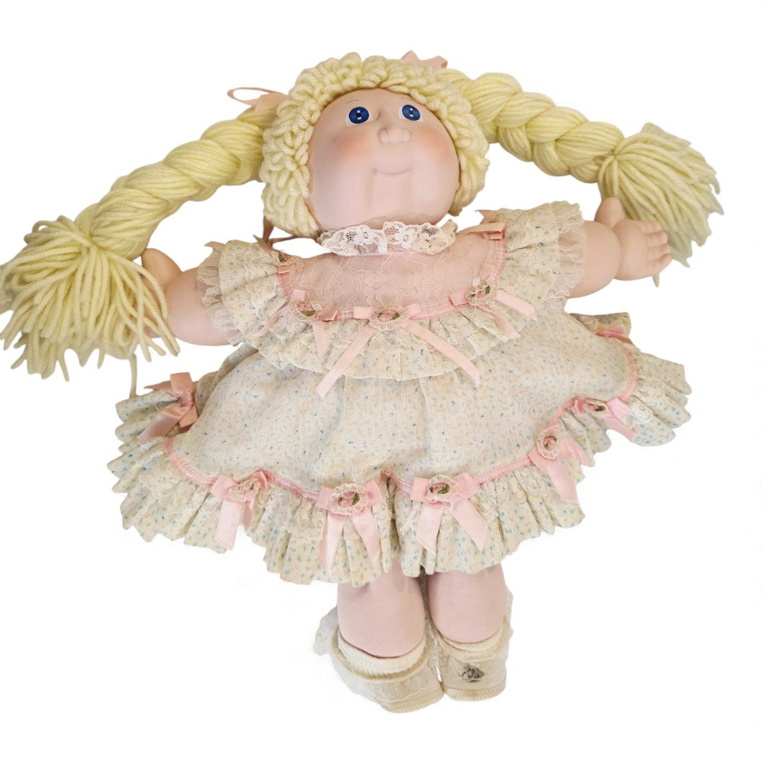 Vintage 1980s doll. Porcelain CPK. Pamela Diane. Limited Run 40cm. Close up 3 view.