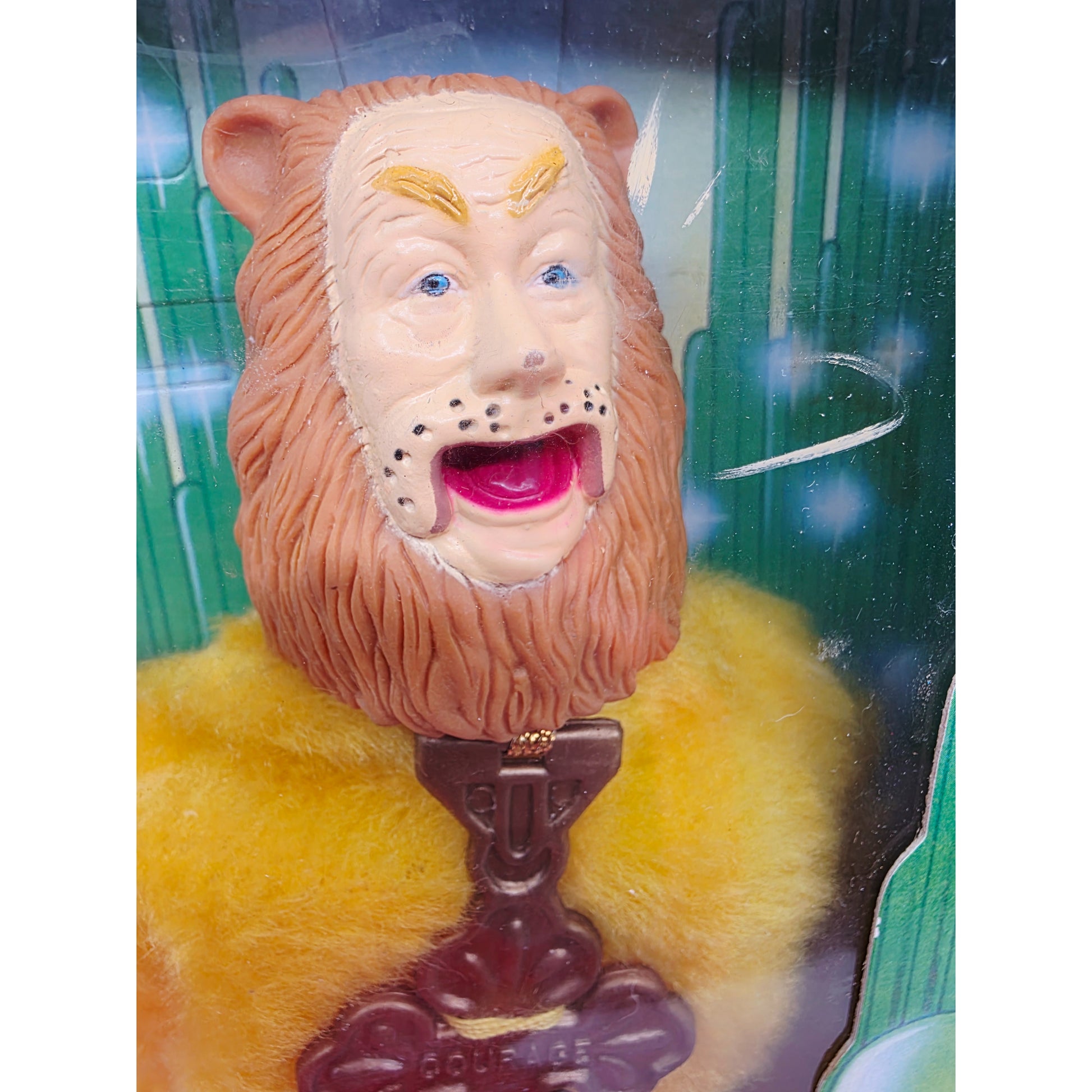 1988 Wizard of Oz The Wizard of Oz 50th Anniversary Cowardly Lion doll — Face close-up