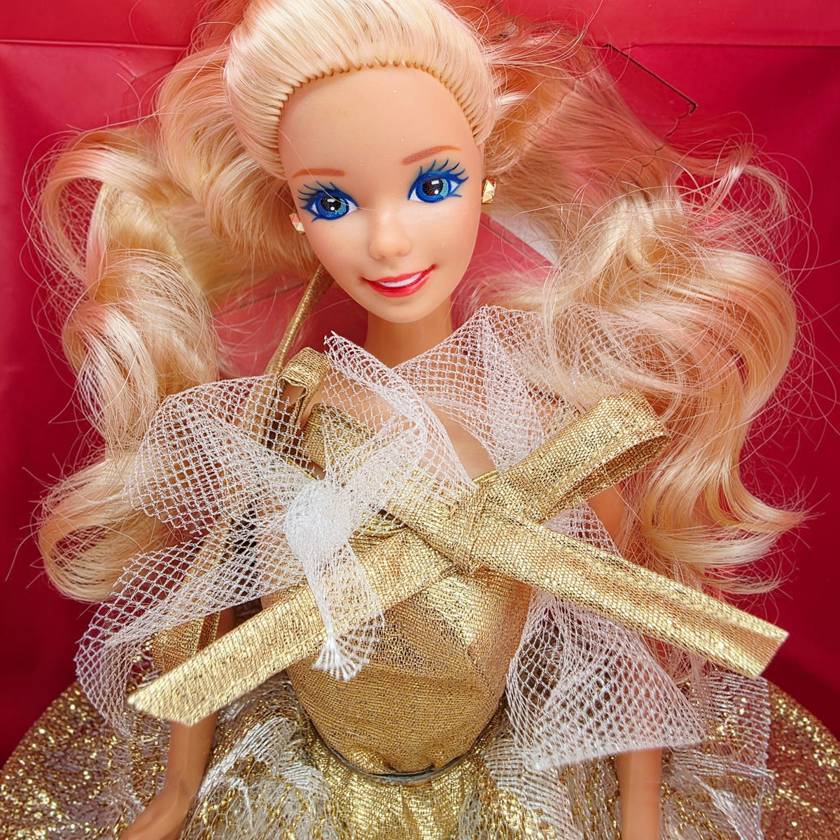 1989 Barbie FAO Schwarz Golden Greetings Face view