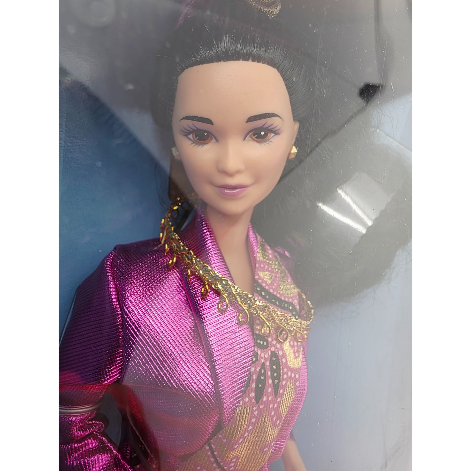 1990 Barbie Dolls of the World Malaysian doll — Face close-up