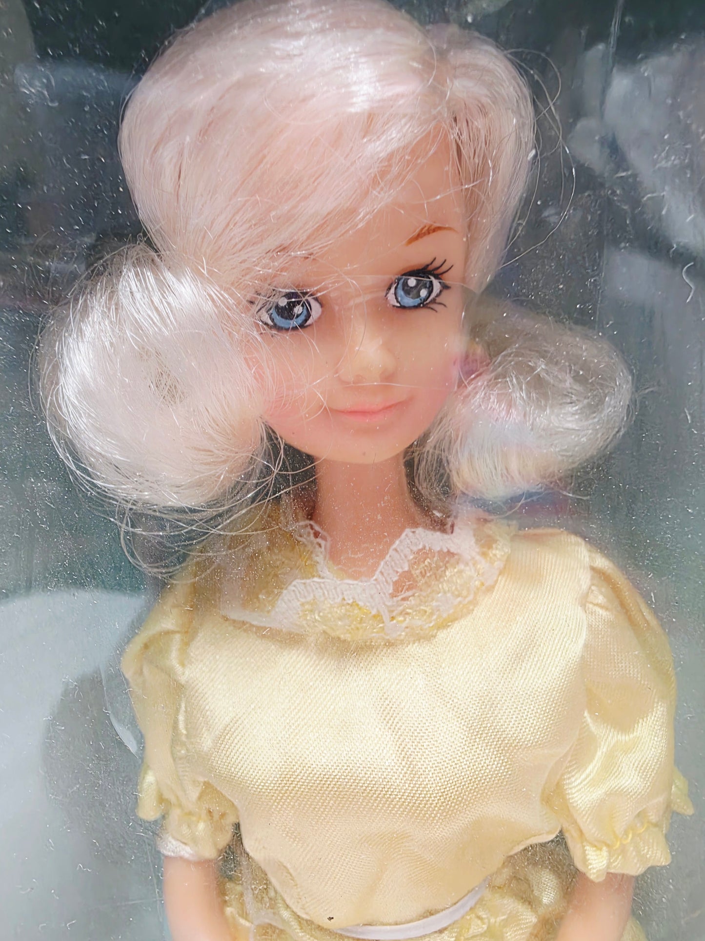 1990 Tanja Moden Exclusiv Comtessa doll — Face close-up