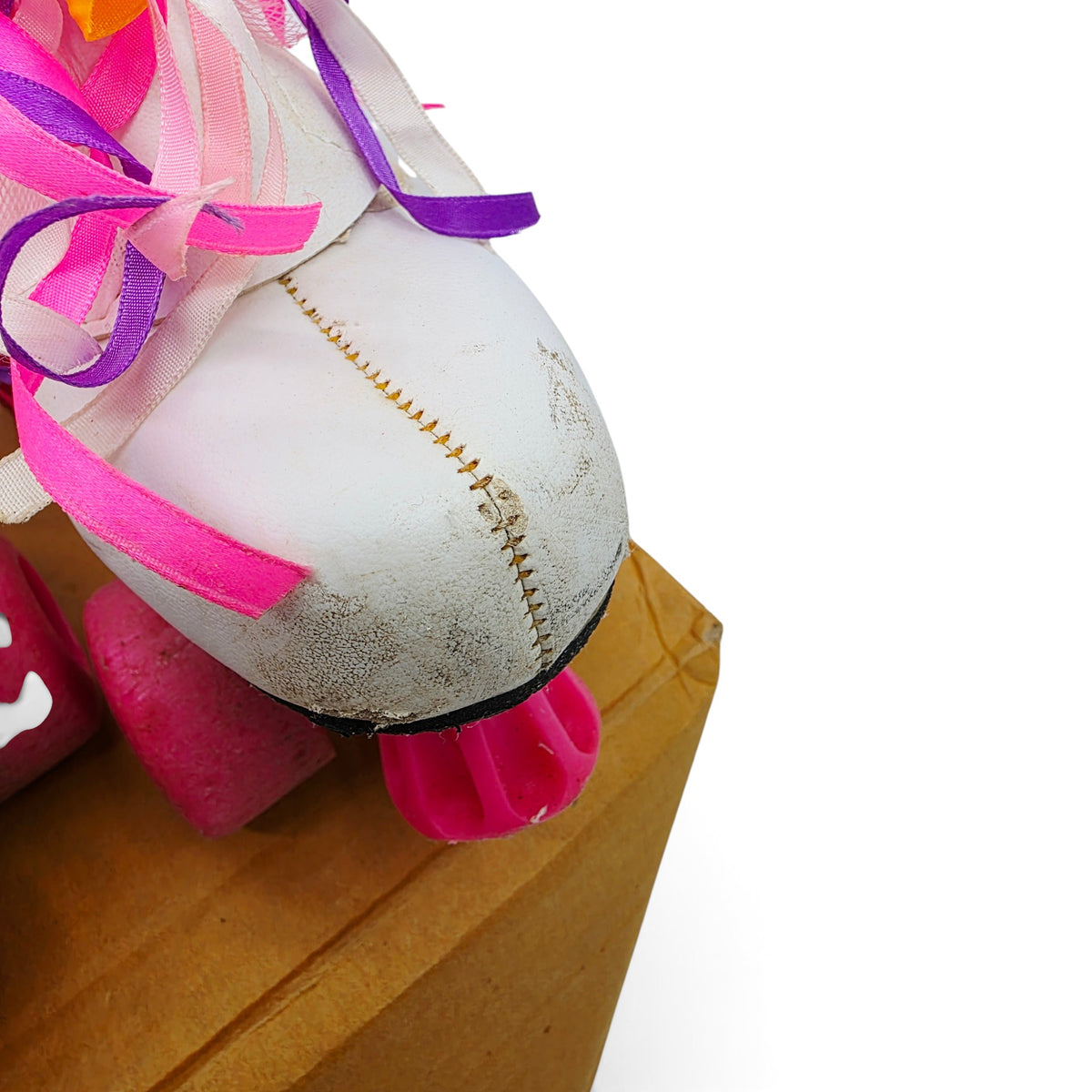 1991 Barbie Roller Skates (Kids Size 4) Close-up 2 view
