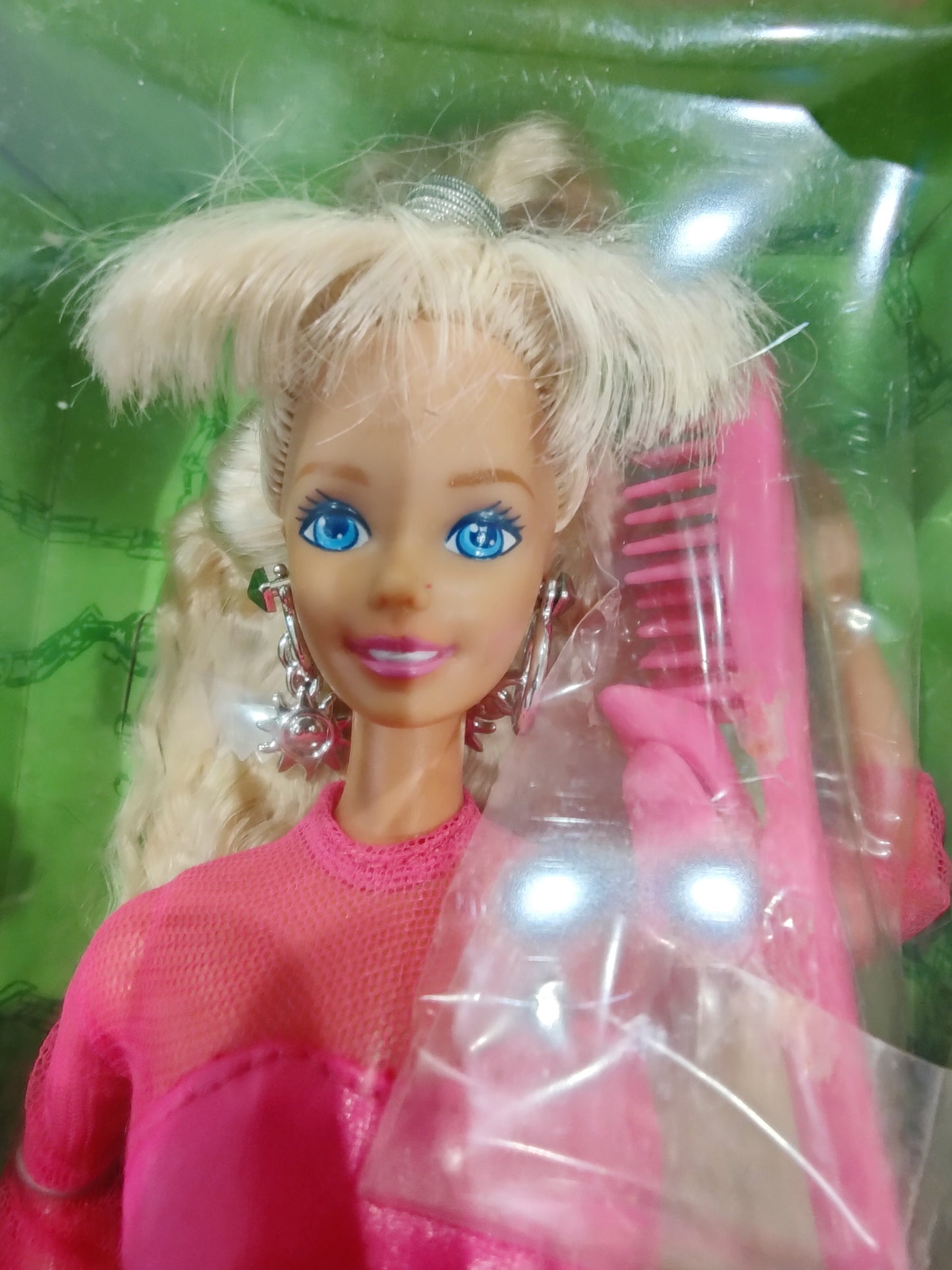 1992 Barbie Earring Magic doll — Face close-up