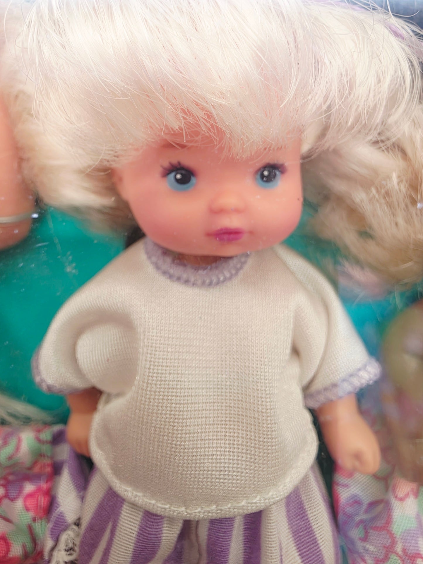 1992 Barbie Love-to-Read doll giftset — Close-up 1