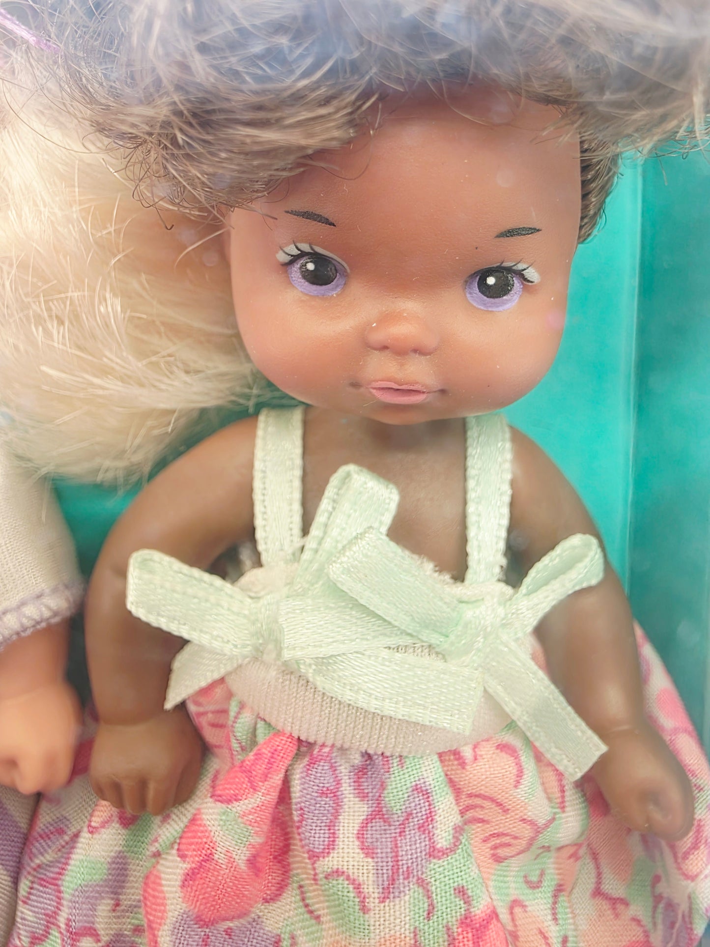 1992 Barbie Love-to-Read doll giftset — Close-up 2
