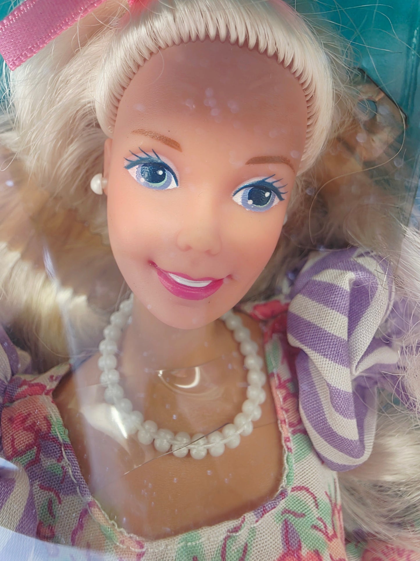 1992 Barbie Love-to-Read doll giftset — Face close-up
