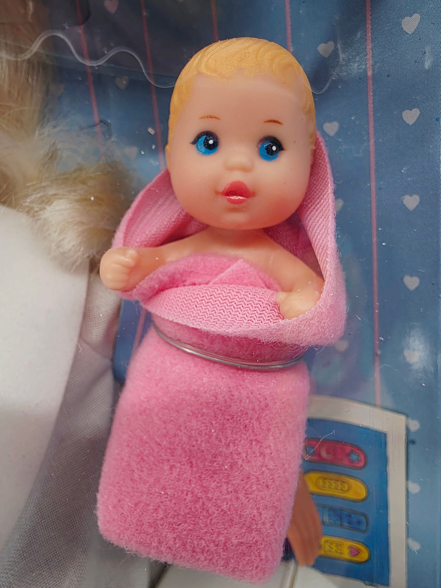 1993 Barbie Dr. Barbie - Hear Baby's Heartbeat! Blonde doll — Close-up 1