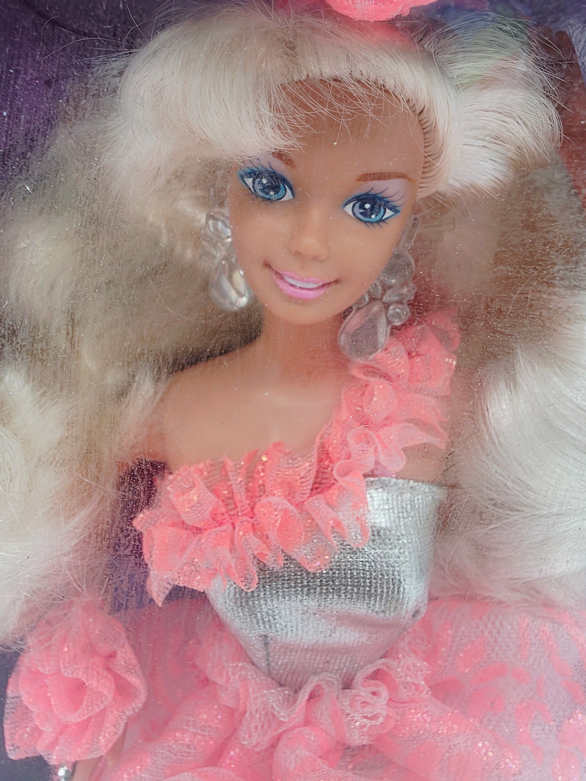 1994 Barbie 3 Looks Barbie doll — Face close-up