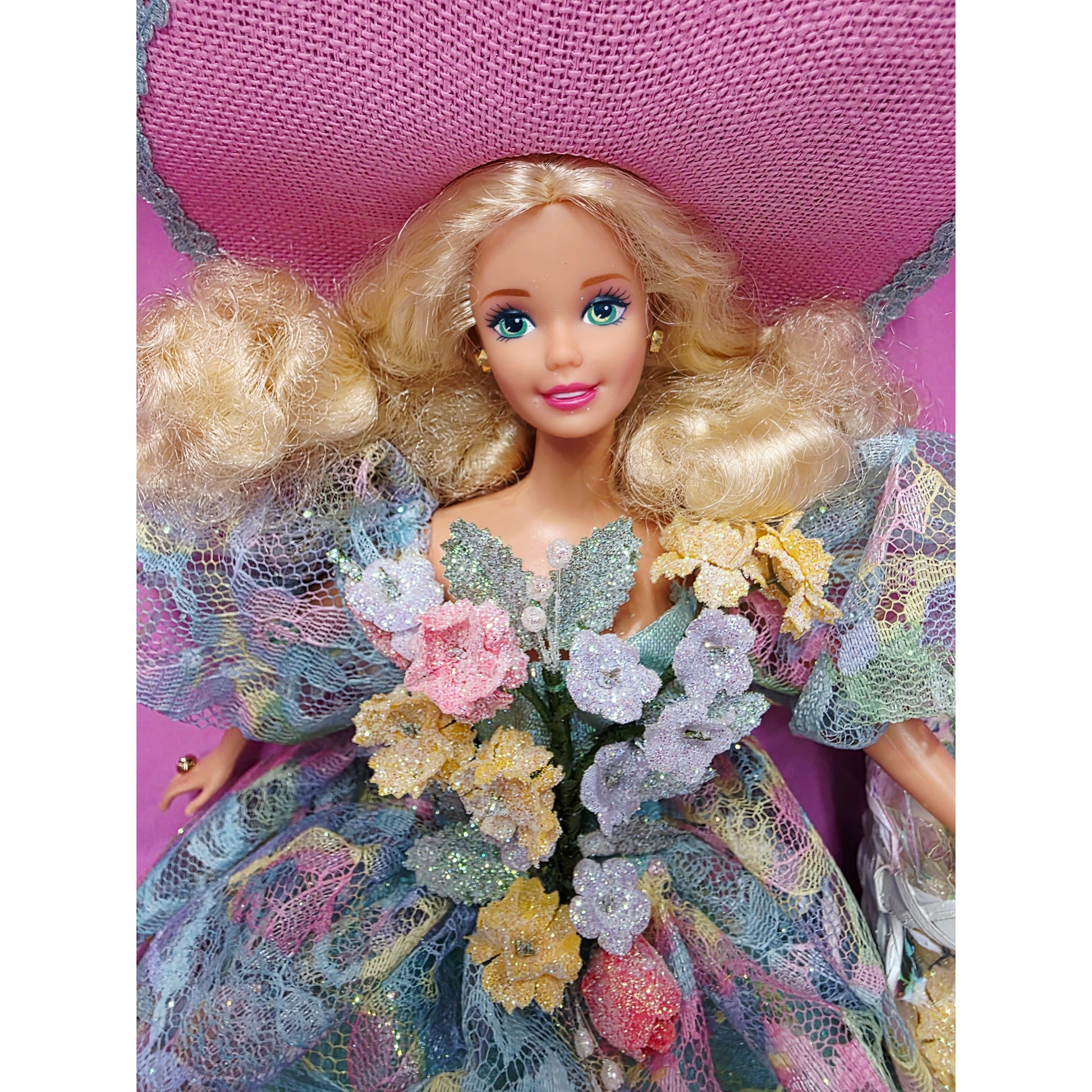 1994 Barbie Enchanted Seasons Collection Spring Bouquet Barbie doll — Face close-up