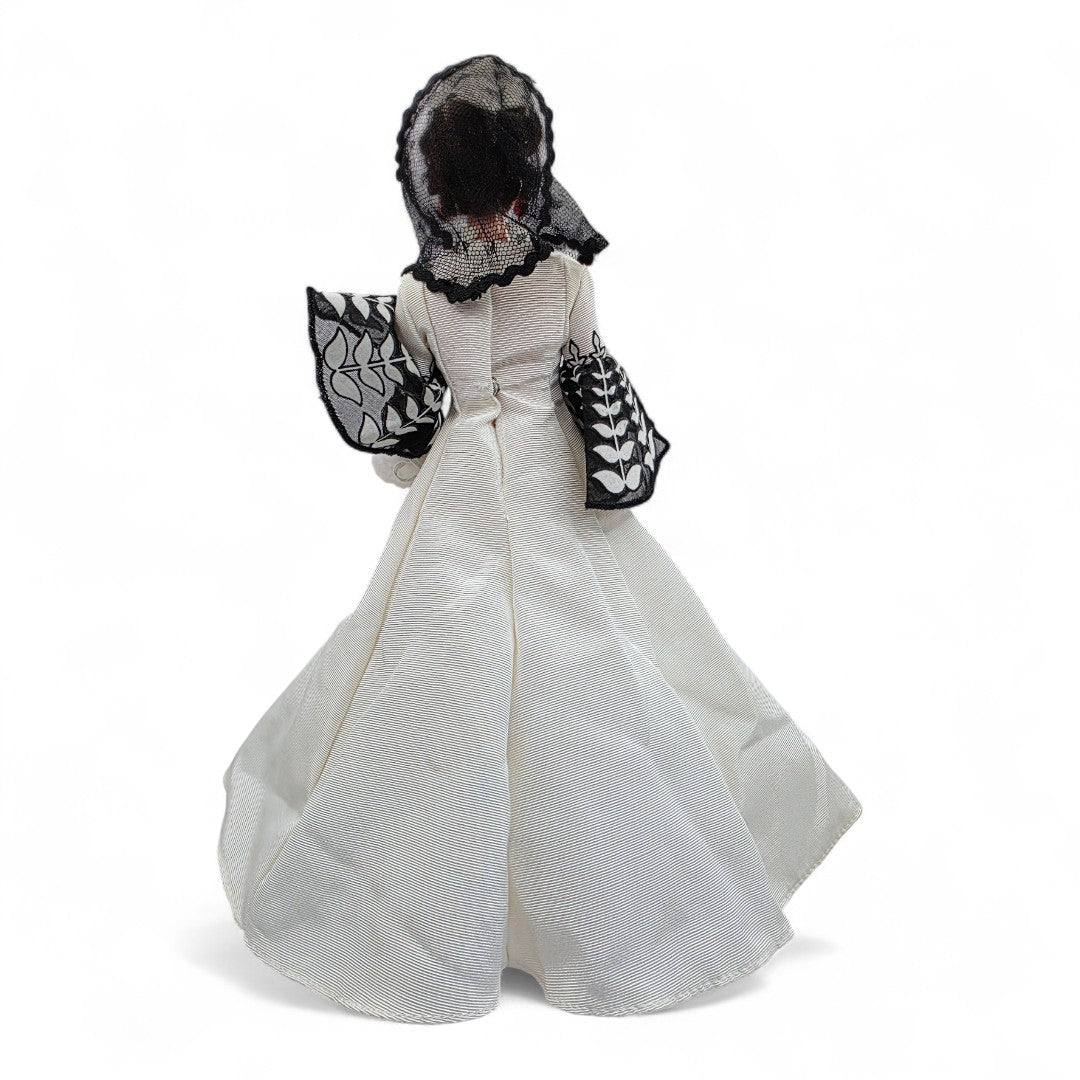 Vintage 1990s doll. Gone with the Wind. Scarlet O'Hara. Back view.