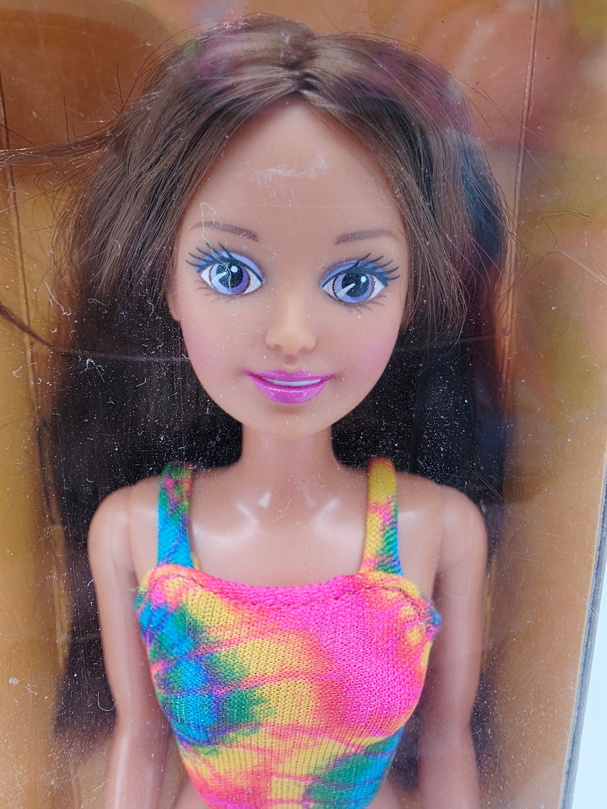 1994 Sindy Paradise Brunette doll — Face close-up