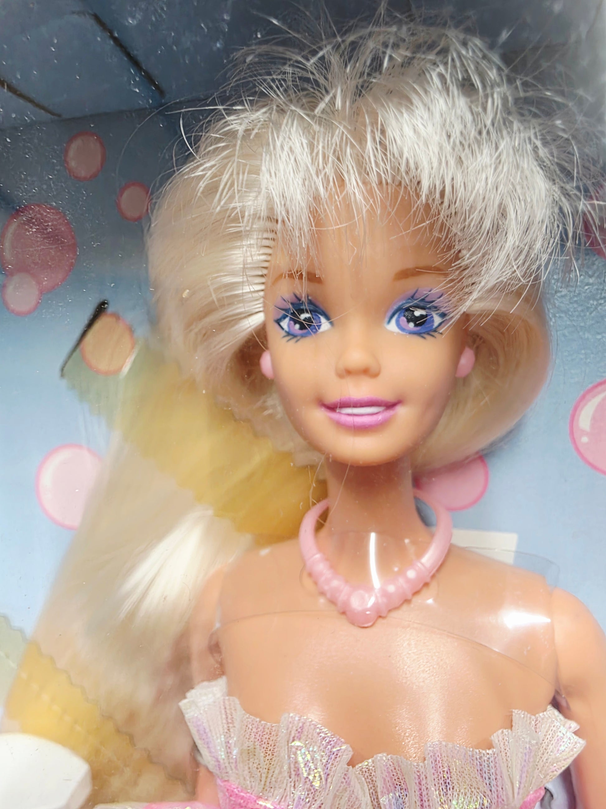 1995 Barbie Foam n Color (Pink) doll — Face close-up