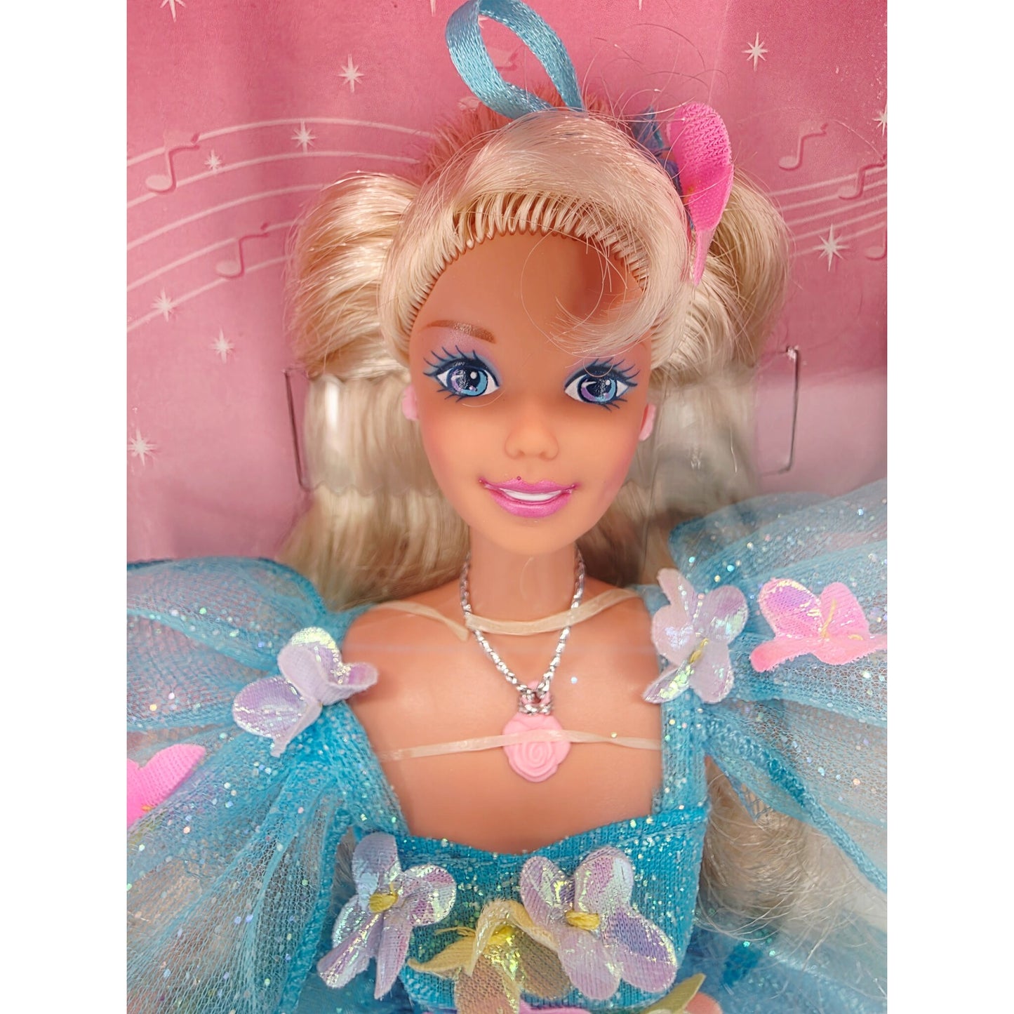 1995 Barbie Songbird Barbie Blonde doll — Face close-up