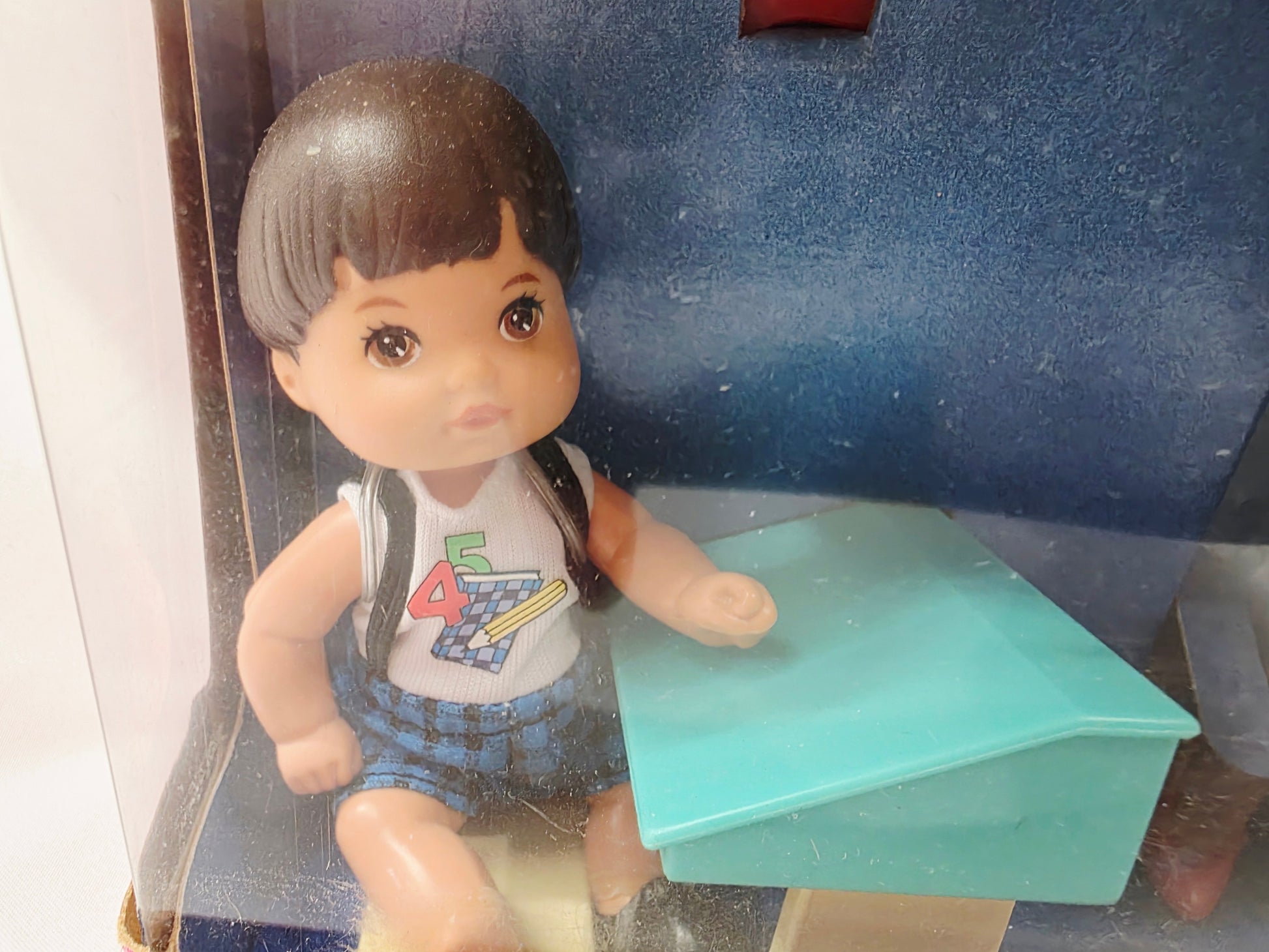 1995 Barbie Teacher Barbie (Brunette) doll giftset — Close-up 2
