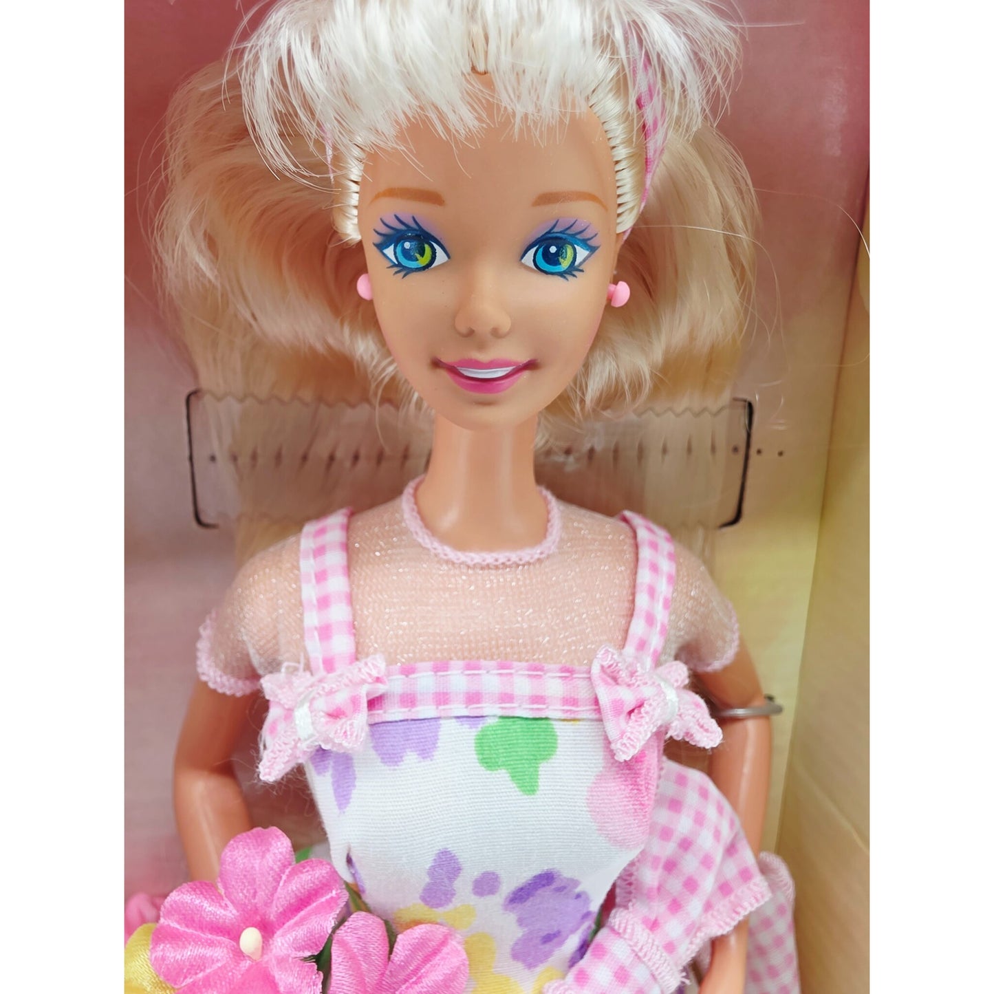 1996 Barbie Avon Spring Petals Spring Petals doll — Face close-up