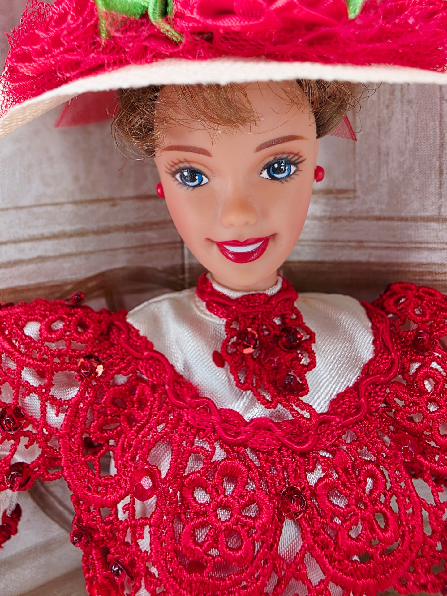 1996 Barbie Coca-Cola Soda Fountain Sweetheart doll — Face close-up