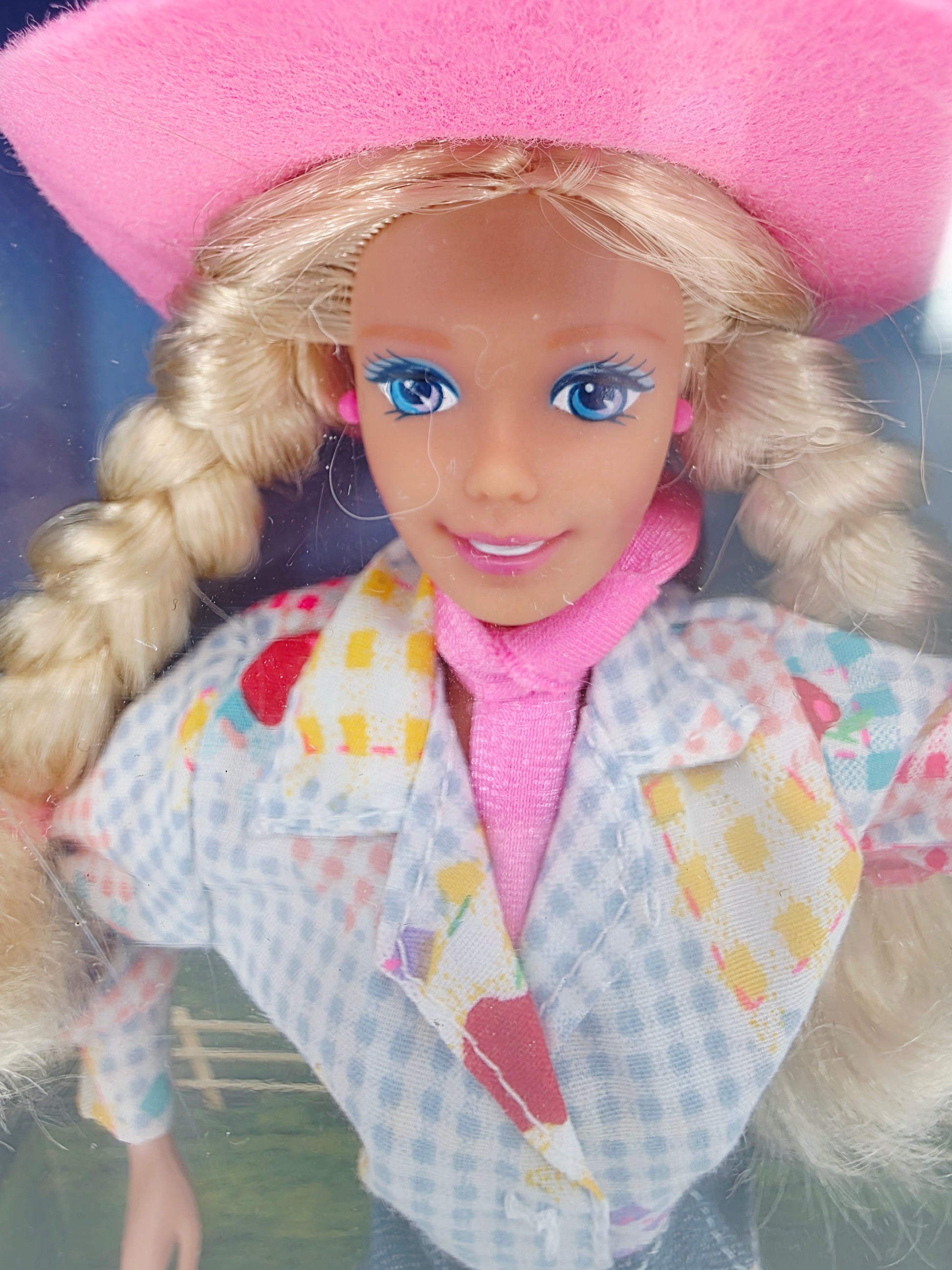 1996 Barbie Horse Lovin' doll — Face close-up