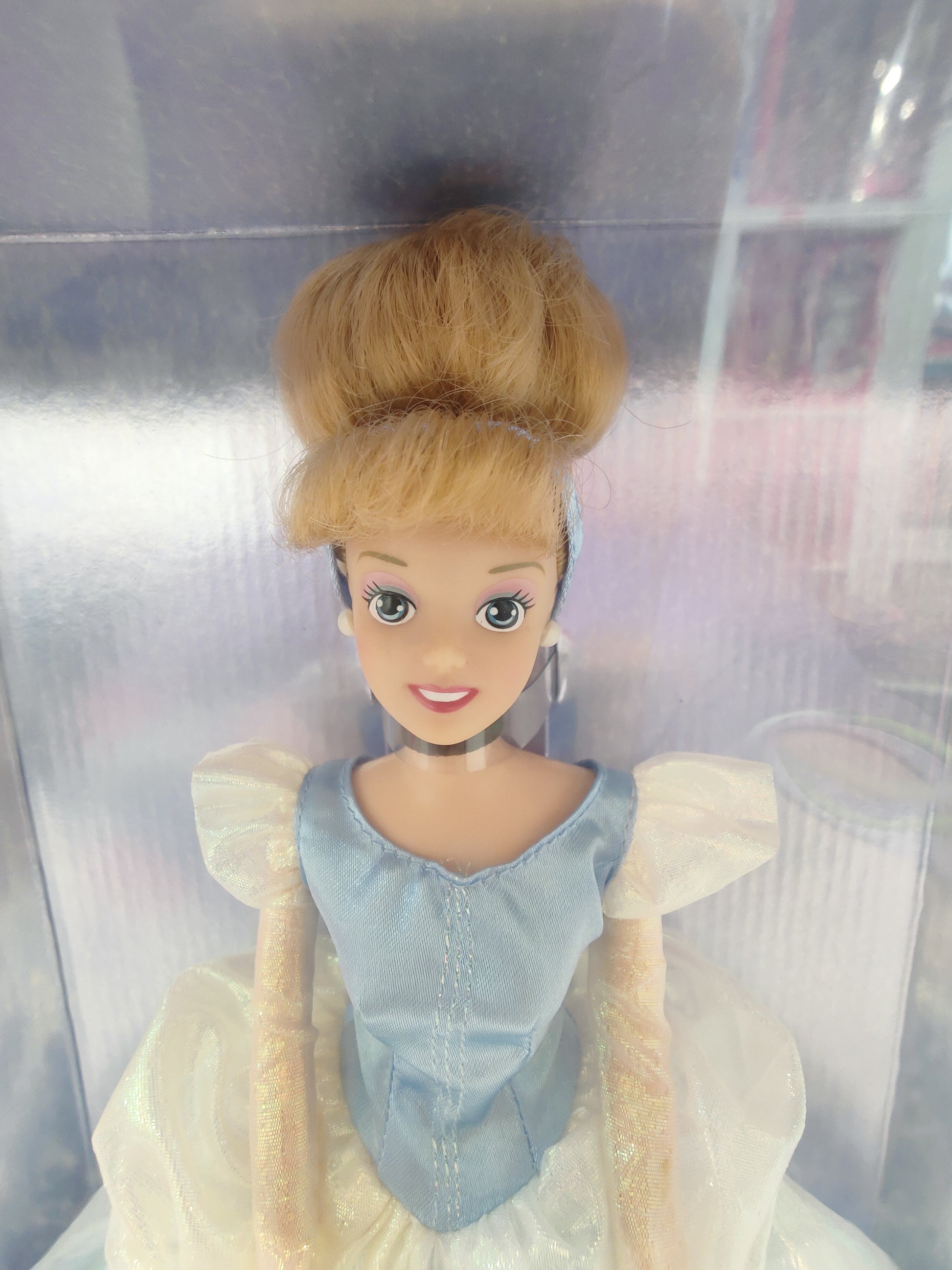 1996 Cinderella Disney Store - Classic Doll Collection Cinderella doll — Face close-up