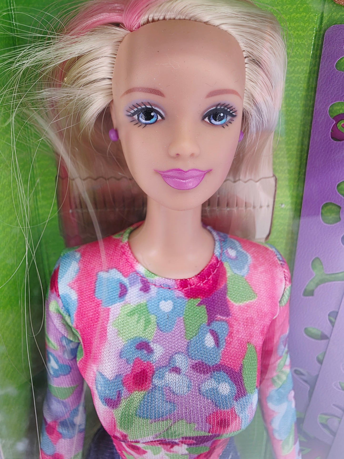 1998 Barbie Happenin' Hair doll — Face close-up