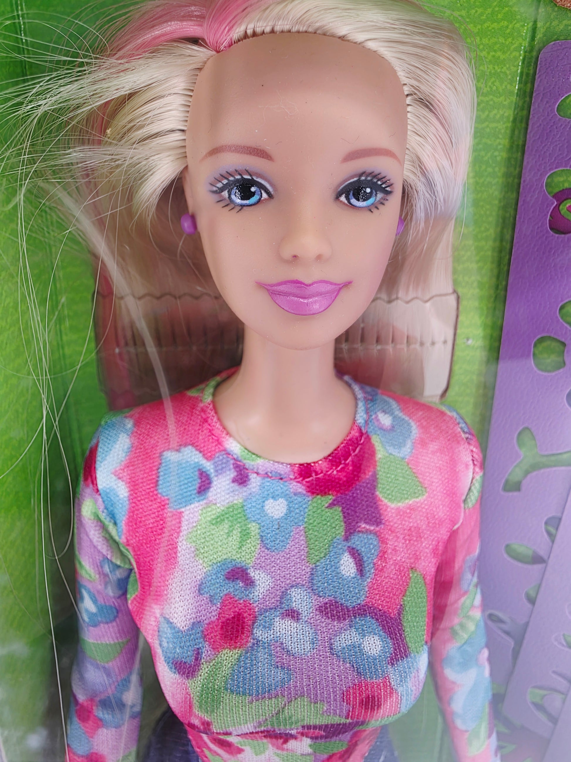 1998 Barbie Happenin' Hair doll — Face close-up