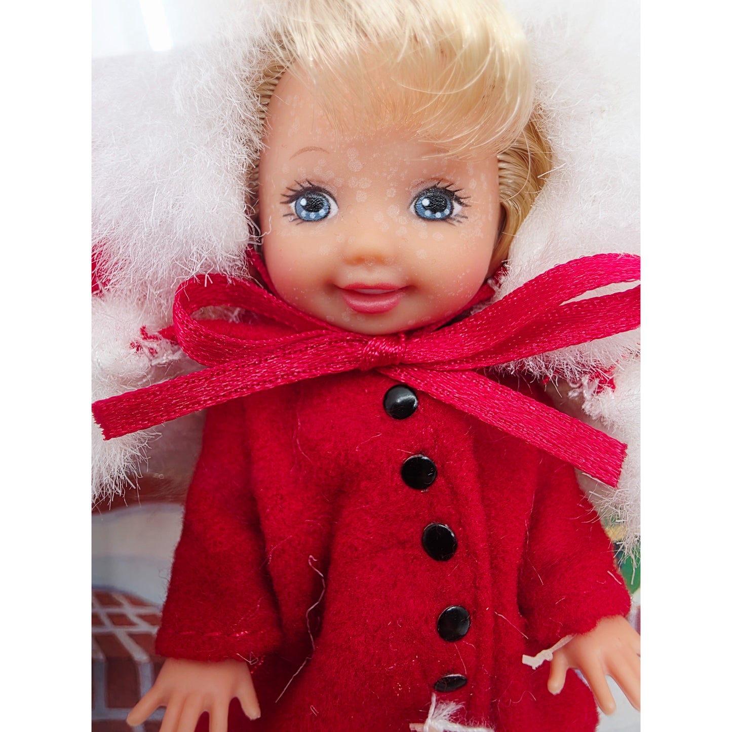 1998 Barbie Holiday Sisters Barbie, Stacie, Kelly doll giftset — Close-up 2