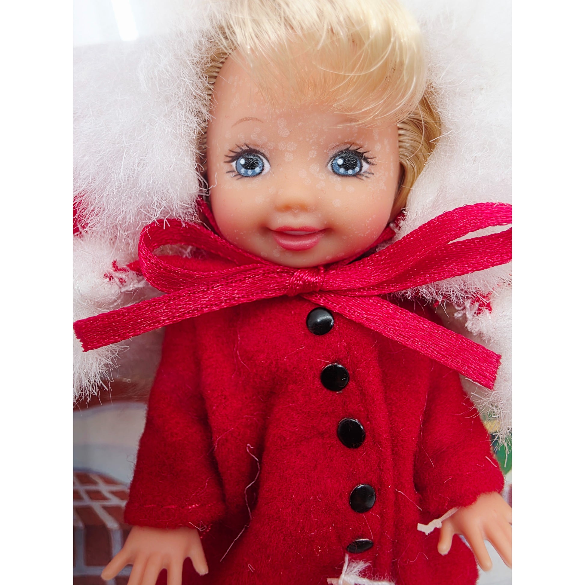1998 Barbie Holiday Sisters Barbie, Stacie, Kelly doll giftset — Close-up 2