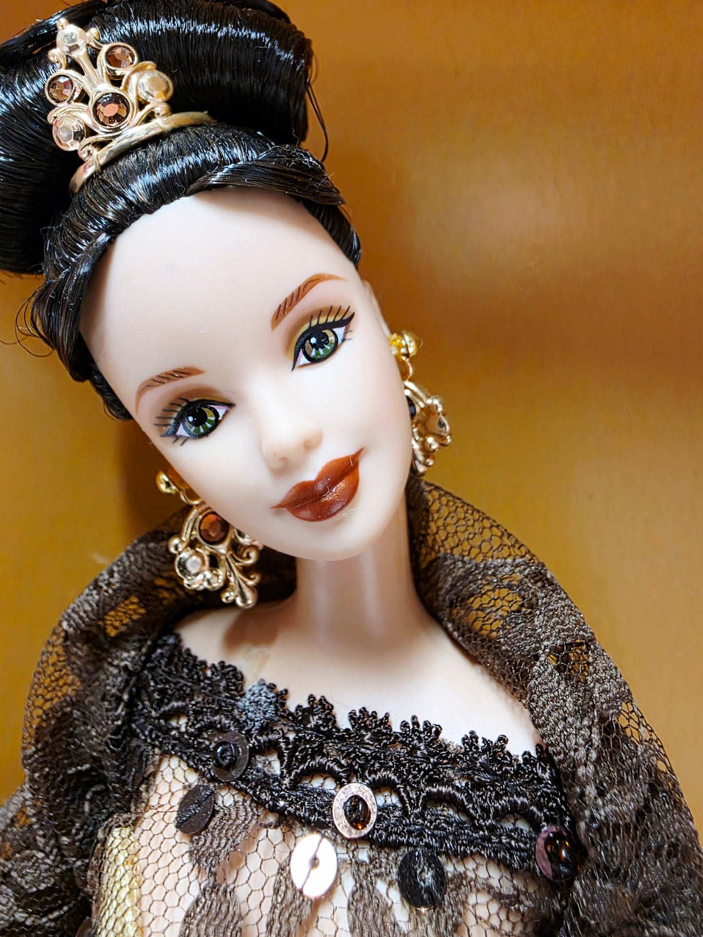 Vintage 1990s doll. Oscar de la Renta Barbie. Limited Edition. Face view.