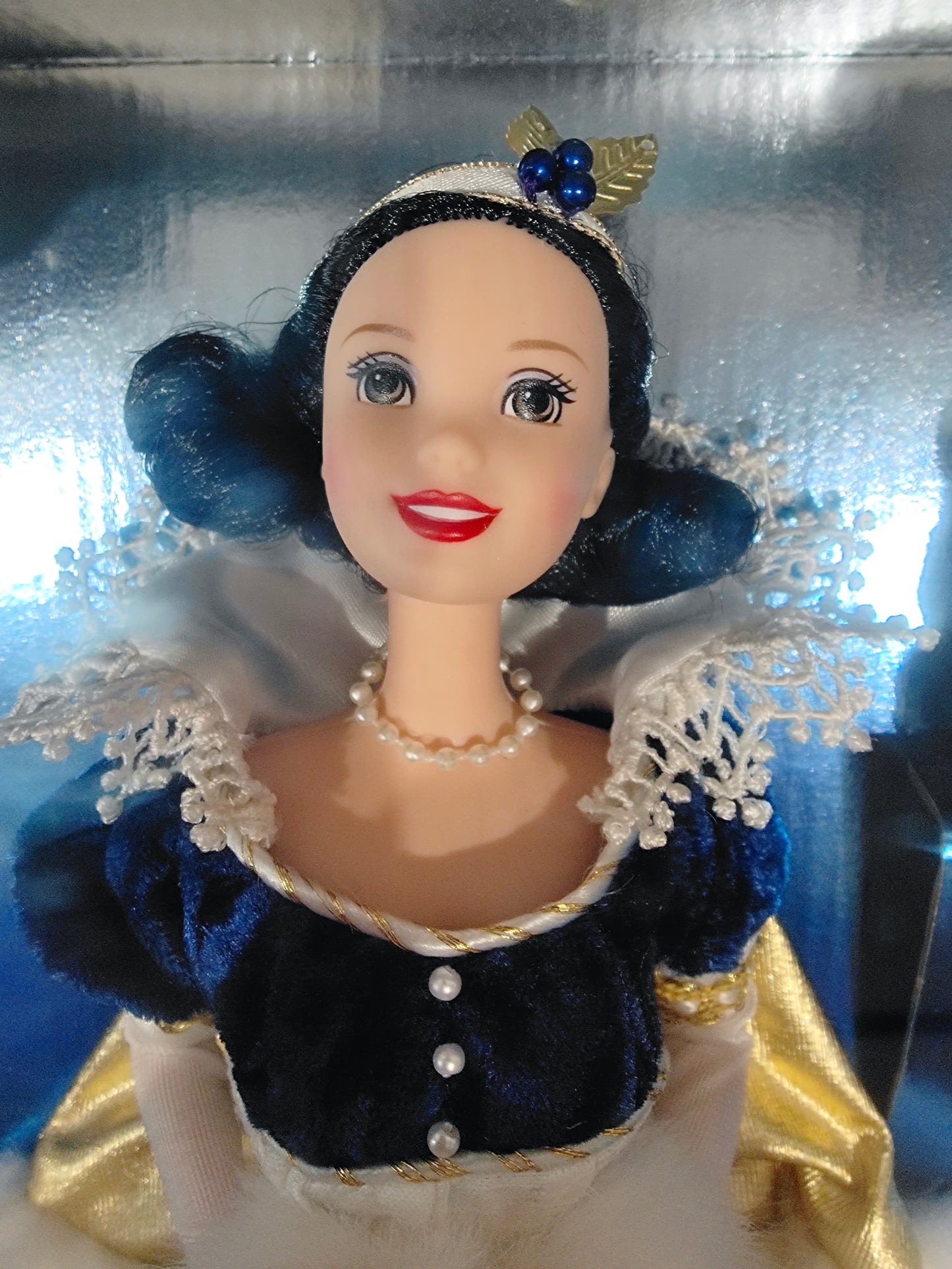 1998 Snow White and the Seven Dwarfs Holiday Princess 3rd in the Series Snow White doll — Face close-up