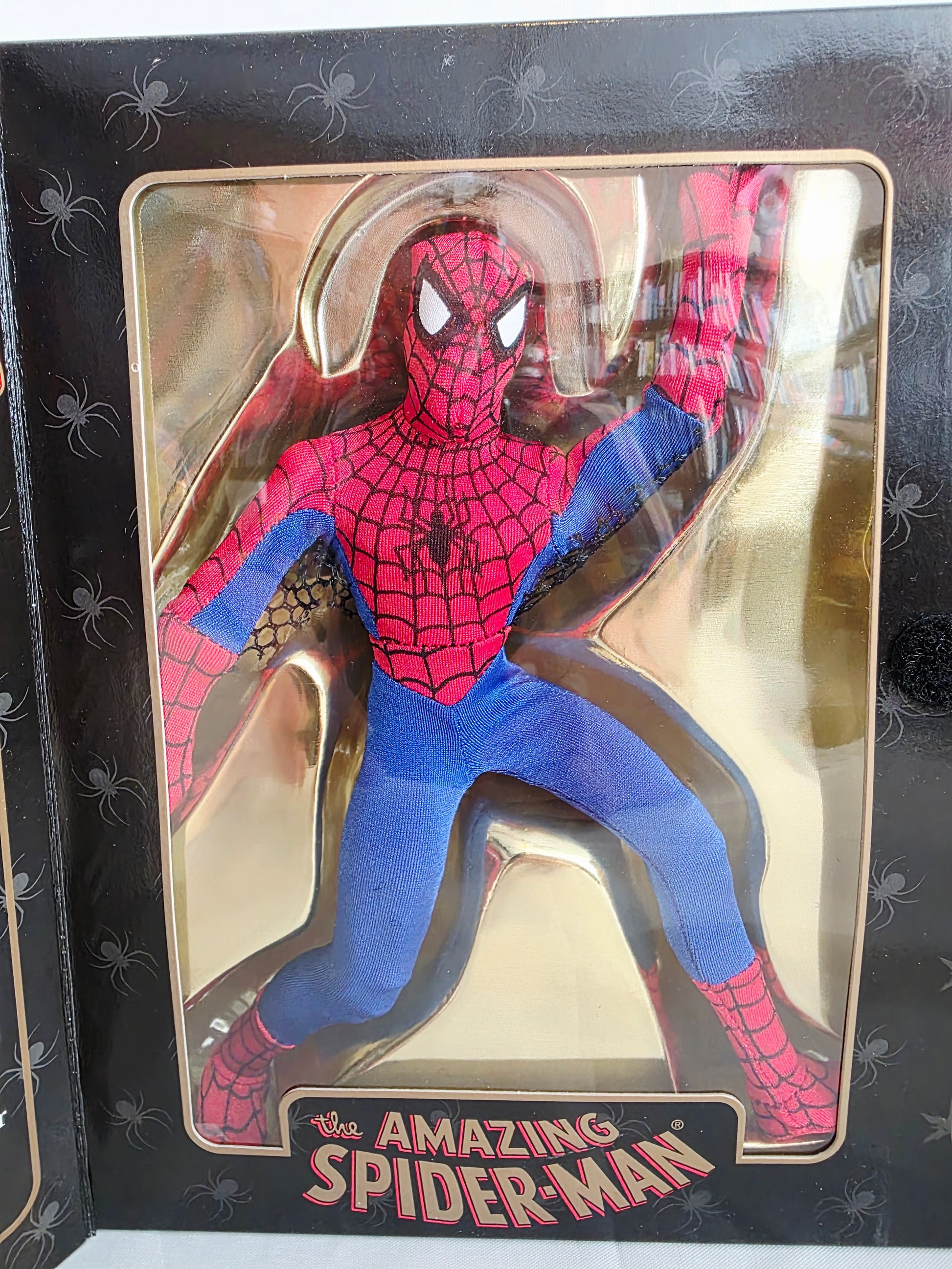 1998 Spider-Man Famous Cover Series Spider-Man & Electro action figure playset — Close-up 1
