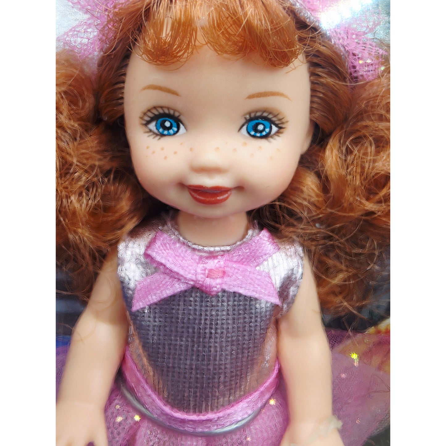 1999 Barbie The Wizard of Oz Kelly as Lullaby Munchkin doll — Face close-up
