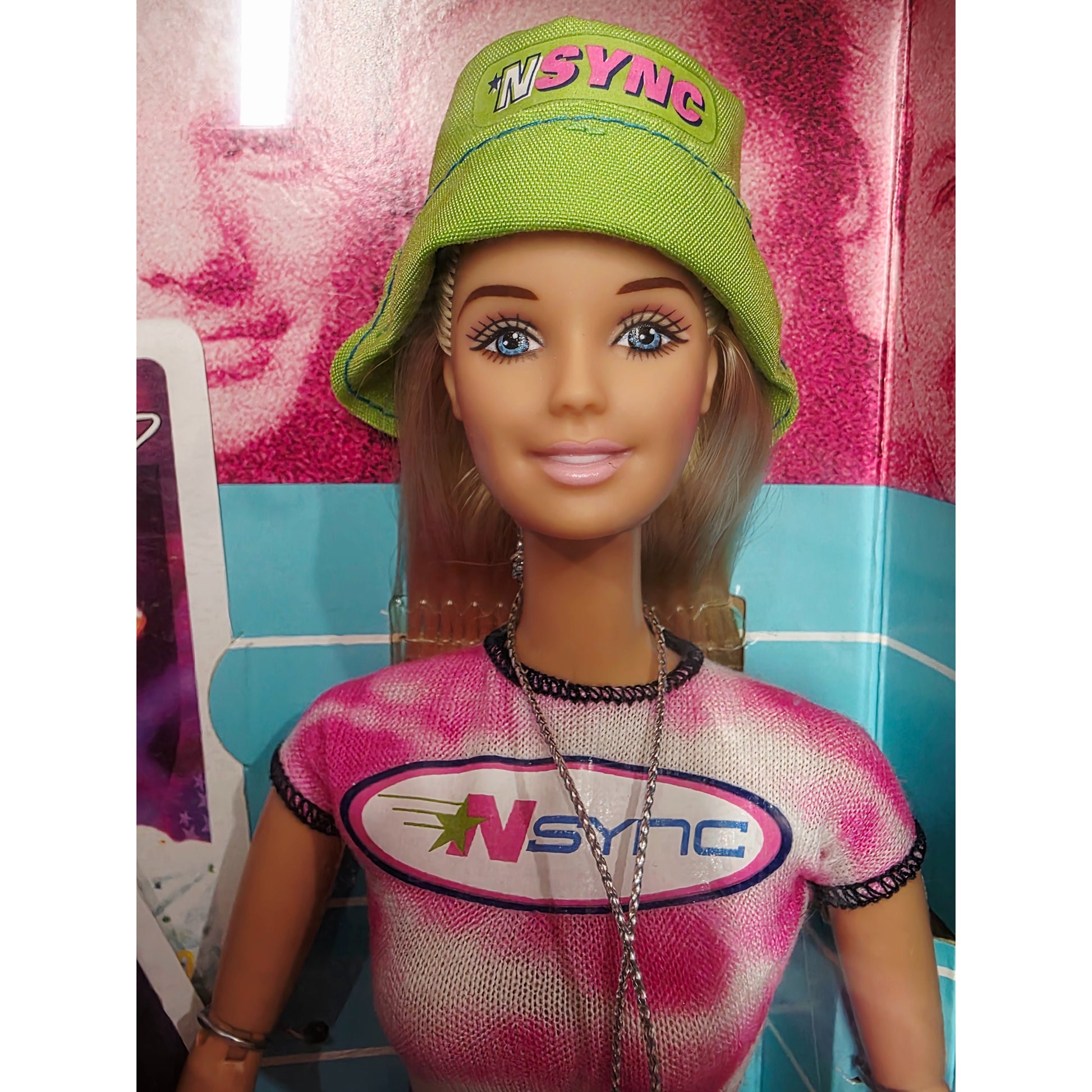 2000 Barbie #1 NSYNC Fan Barbie doll — Face close-up