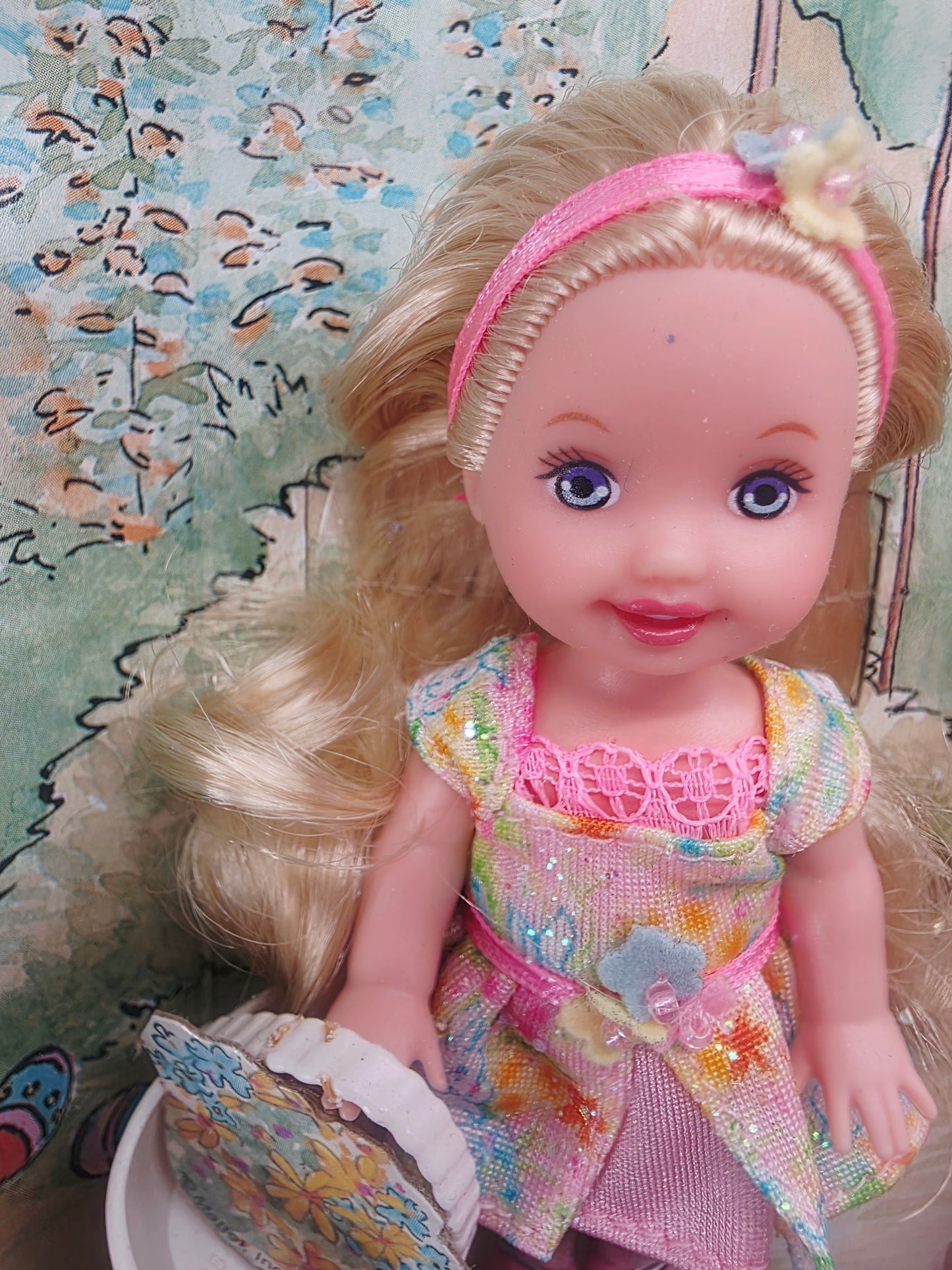 2000 Barbie Easter Garden Hunt Barbie, Kelly doll giftset — Close-up 1