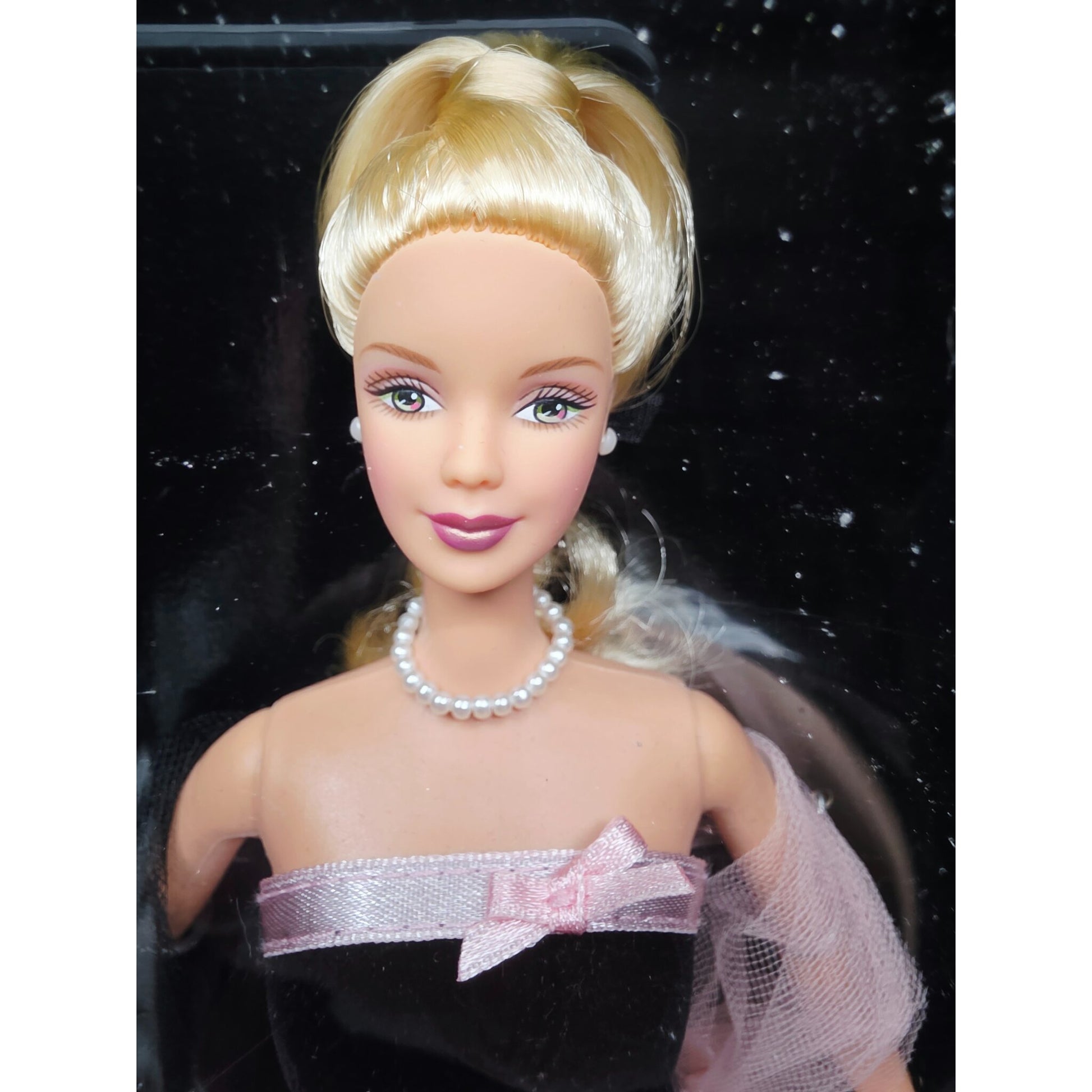 2000 Barbie Timeless Silhouette doll — Face close-up