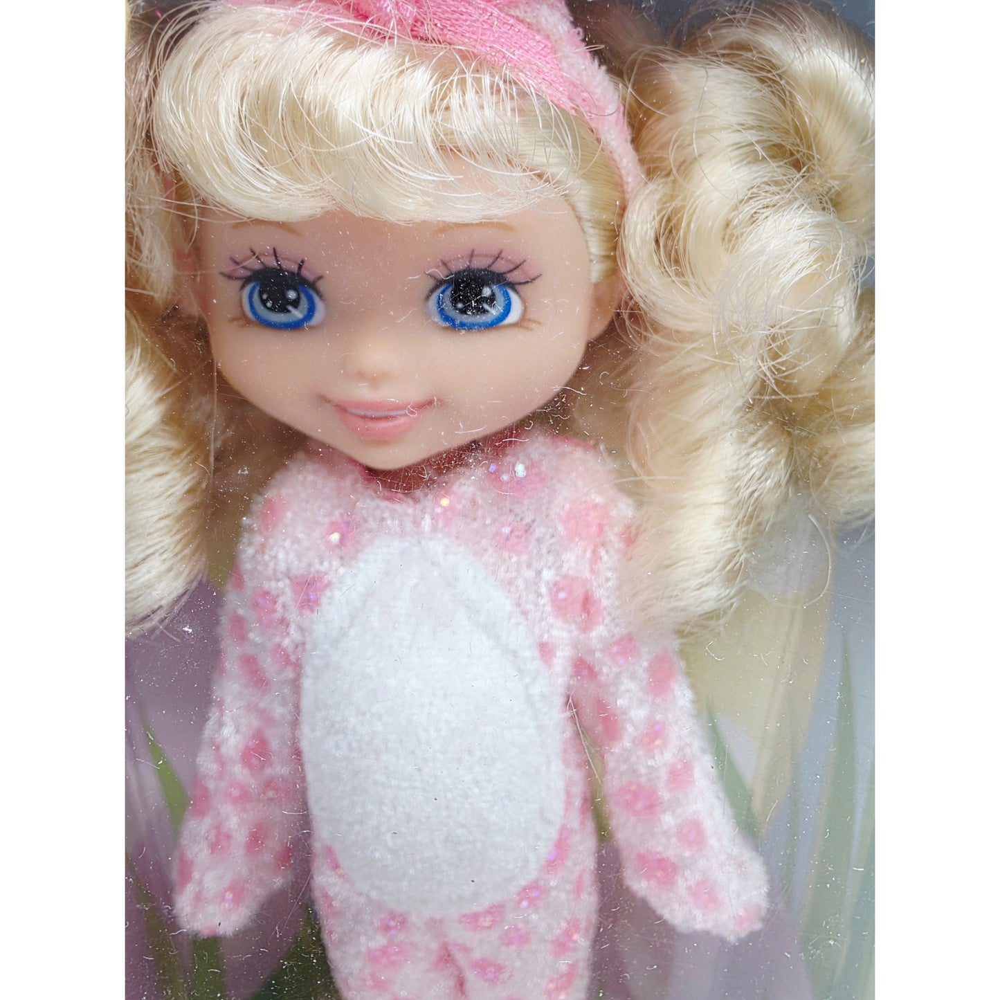 2003 Barbie Happy Spring Kelly doll — Face close-up