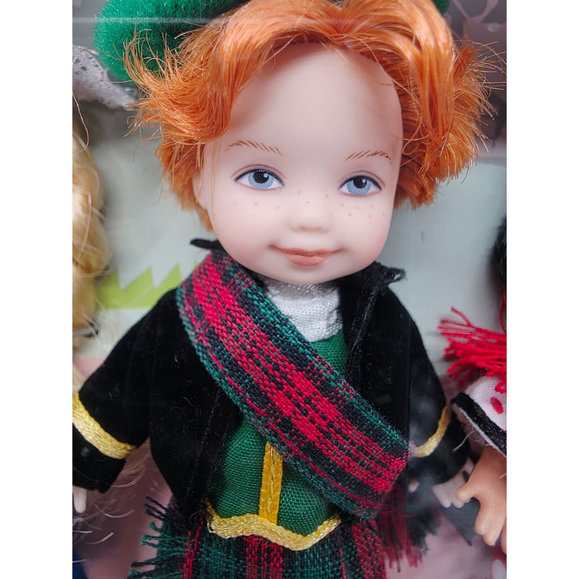 2004 Barbie Dolls of the World 25th Anniversary Scotland, Spain, Danish doll giftset — Close-up 1