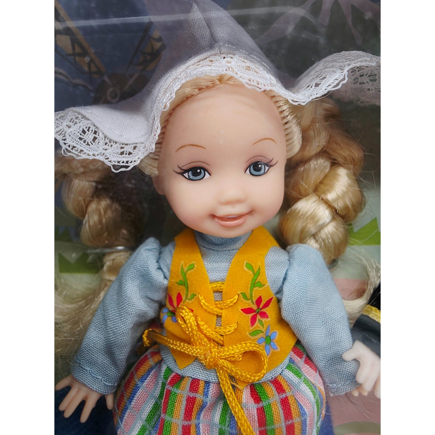 2004 Barbie Dolls of the World 25th Anniversary Scotland, Spain, Danish doll giftset — Face close-up
