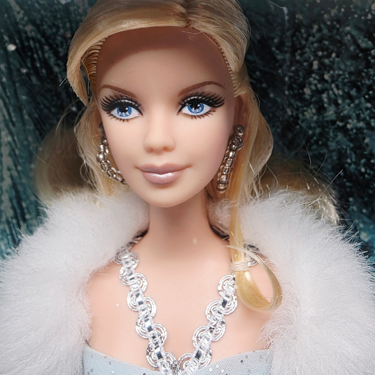 2005 Barbie Dream Seasons I Dream of Winter Face view
