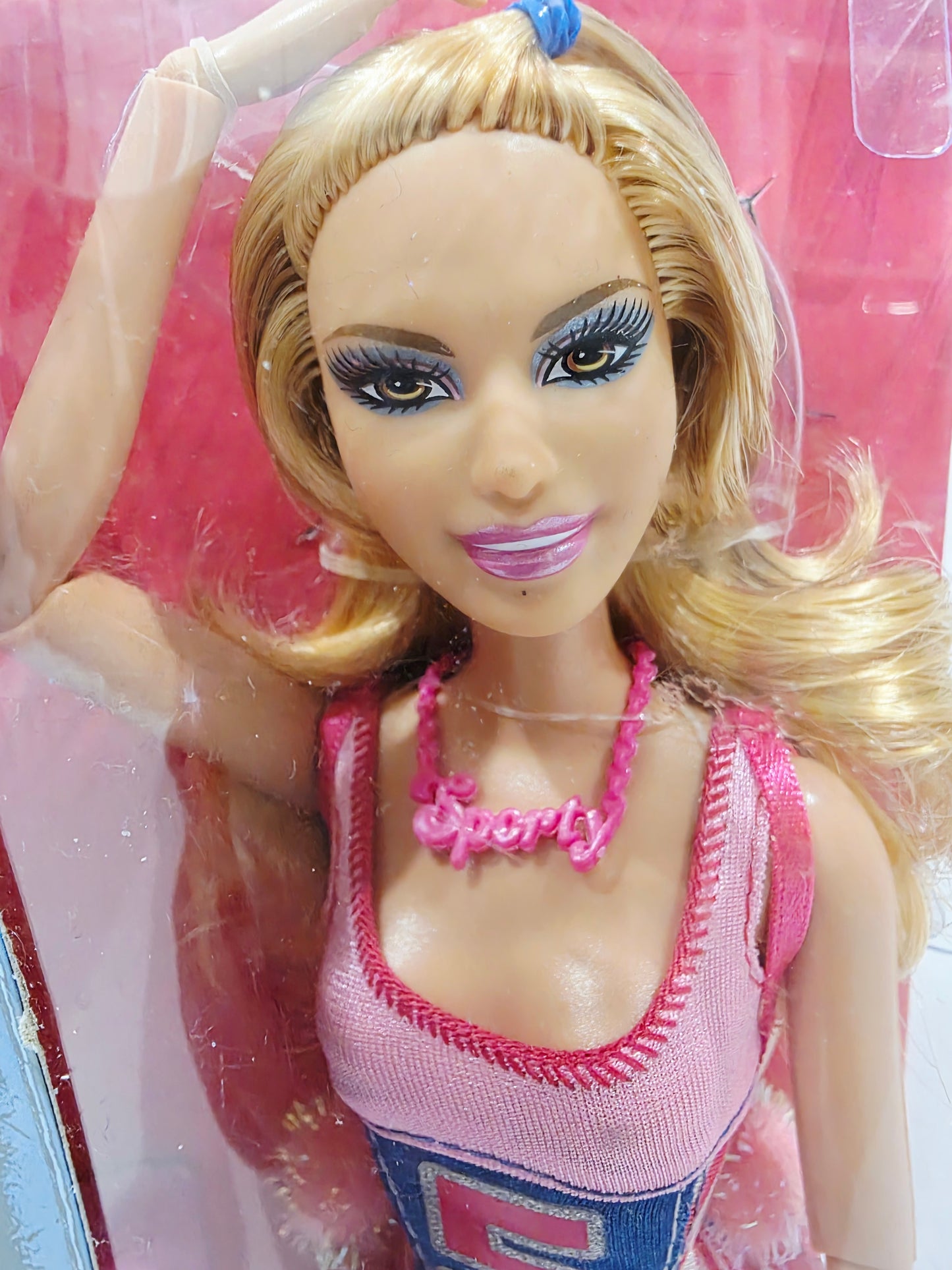 2012 Barbie Barbie Fashionistas Summer doll — Face close-up
